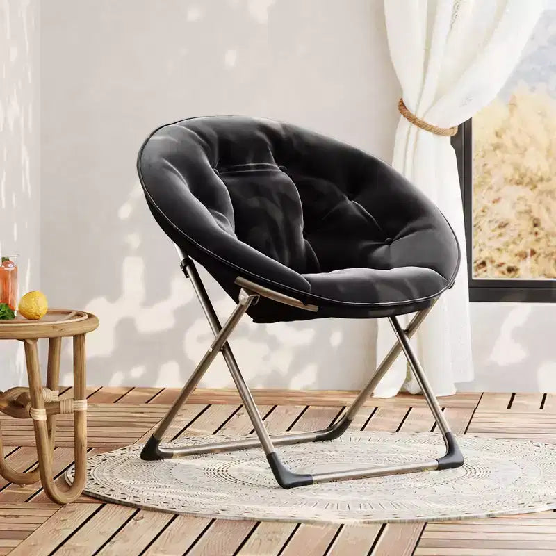 Chaise soucoupe pliante confortable avec fausse fourrure douillette, assise rembourrée épaisse et cadre métallique. Fauteuil d'appoint moderne pour salon et chambre.