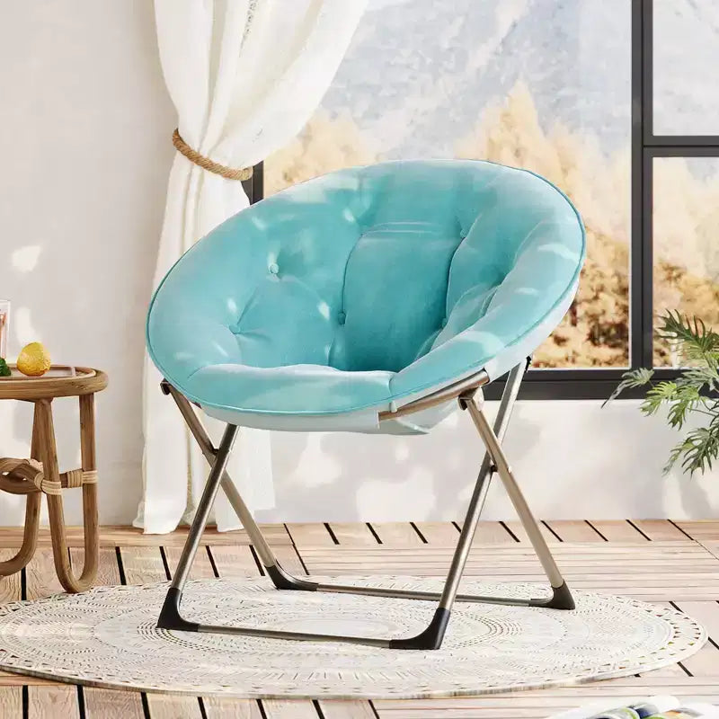 Chaise soucoupe pliante confortable avec fausse fourrure douillette, assise rembourrée épaisse et cadre métallique. Fauteuil d'appoint moderne pour salon et chambre.