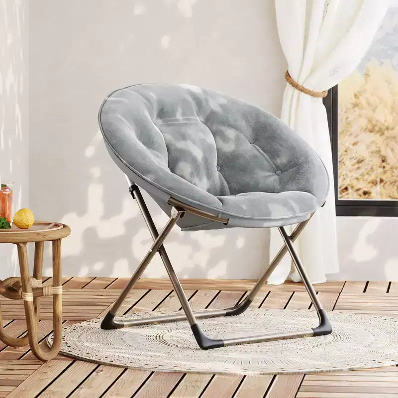 Chaise soucoupe pliante confortable avec fausse fourrure douillette, assise rembourrée épaisse et cadre métallique. Fauteuil d'appoint moderne pour salon et chambre.
