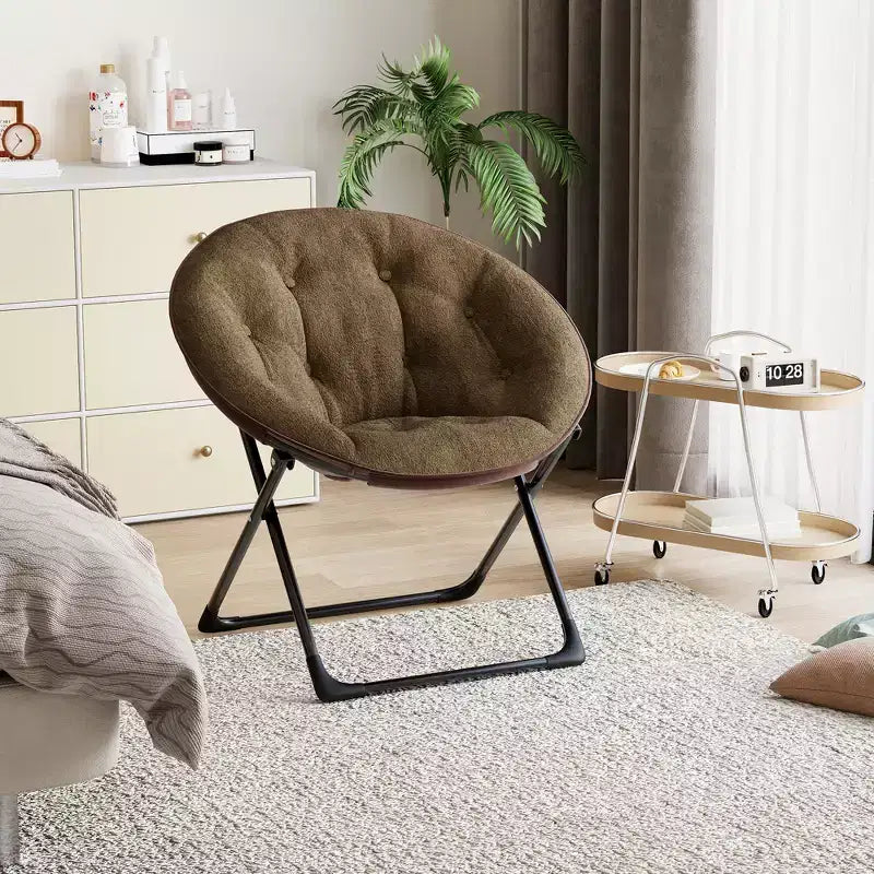 Chaise soucoupe pliante confortable avec fausse fourrure douillette, assise rembourrée épaisse et cadre métallique. Fauteuil d'appoint moderne pour salon et chambre.