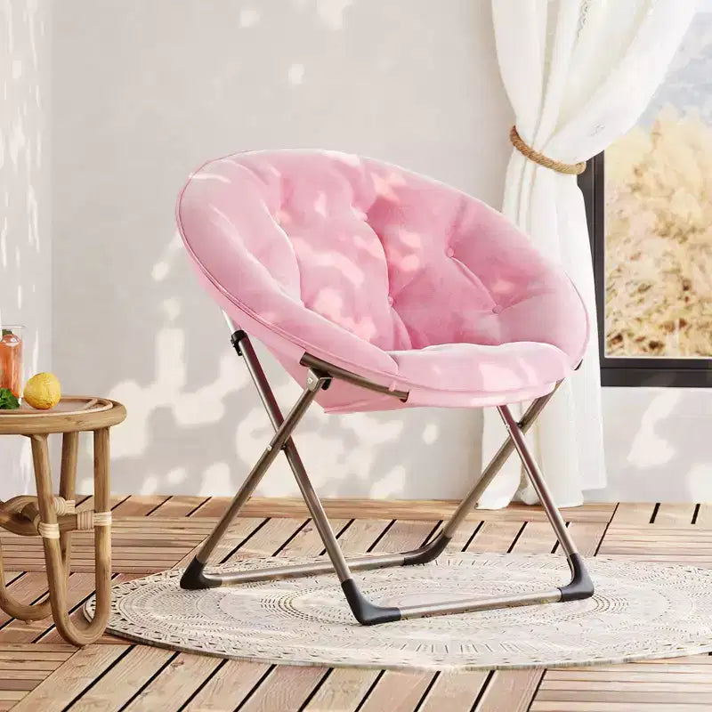 Chaise soucoupe pliante confortable avec fausse fourrure douillette, assise rembourrée épaisse et cadre métallique. Fauteuil d'appoint moderne pour salon et chambre.