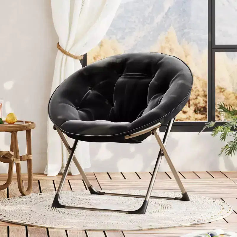 Chaise soucoupe pliante confortable avec fausse fourrure douillette, assise rembourrée épaisse et cadre métallique. Fauteuil d'appoint moderne pour salon et chambre.
