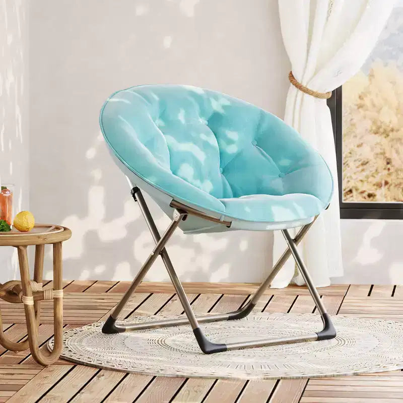 Chaise soucoupe pliante confortable avec fausse fourrure douillette, assise rembourrée épaisse et cadre métallique. Fauteuil d'appoint moderne pour salon et chambre.