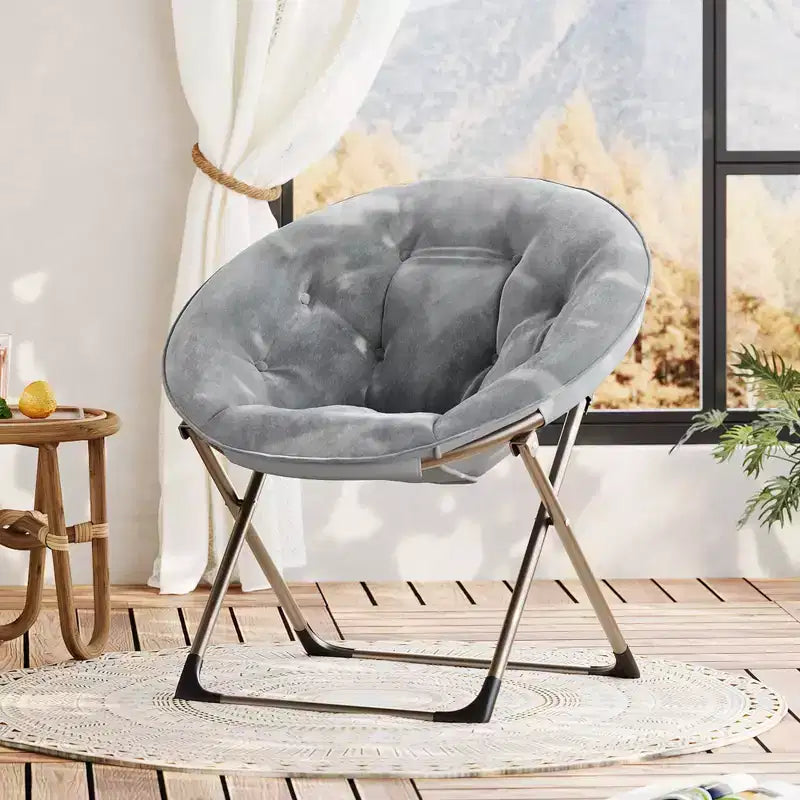 Chaise soucoupe pliante confortable avec fausse fourrure douillette, assise rembourrée épaisse et cadre métallique. Fauteuil d'appoint moderne pour salon et chambre.