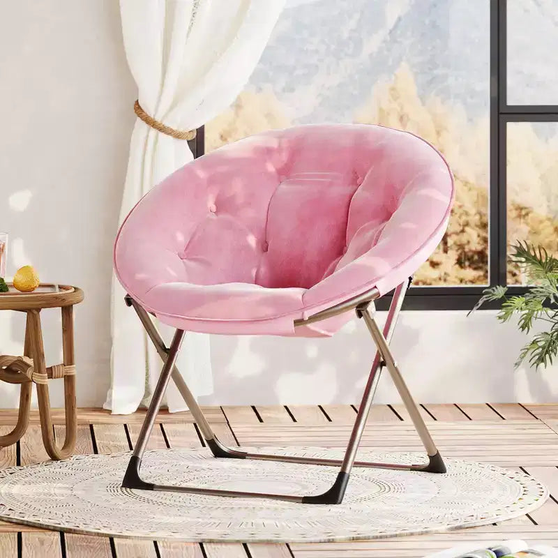 Chaise soucoupe pliante confortable avec fausse fourrure douillette, assise rembourrée épaisse et cadre métallique. Fauteuil d'appoint moderne pour salon et chambre.