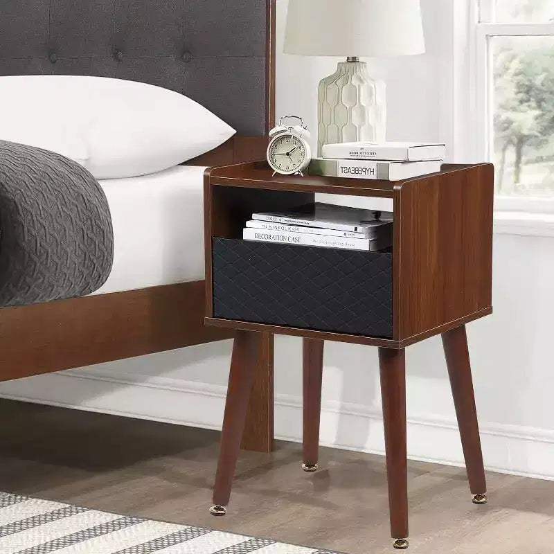 Table d'appoint moderne avec station de charge Table de chevet de style rustique avec tiroir de rangement et étagère ouverte Pieds en bois massif pour chambre à coucher