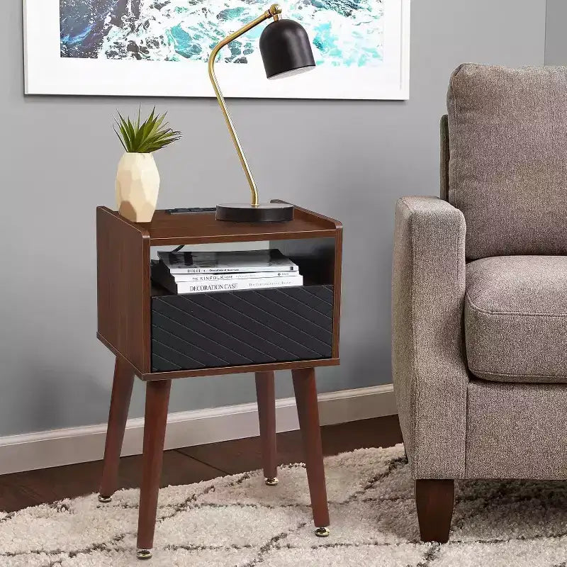 Table d'appoint moderne avec station de charge Table de chevet de style rustique avec tiroir de rangement et étagère ouverte Pieds en bois massif pour chambre à coucher