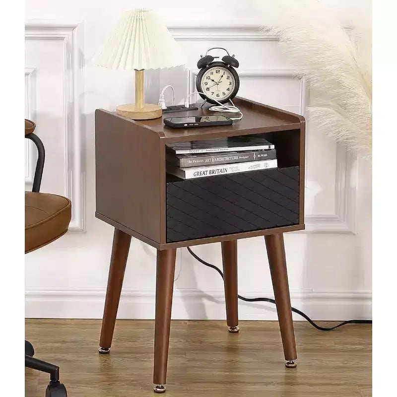 Table d'appoint moderne avec station de charge Table de chevet de style rustique avec tiroir de rangement et étagère ouverte Pieds en bois massif pour chambre à coucher