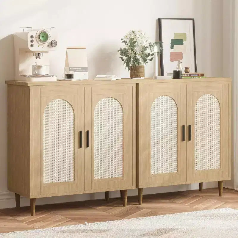 Buffet de salle à manger/crédence avec rangement et portes en rotin, offrant un grand espace de rangement