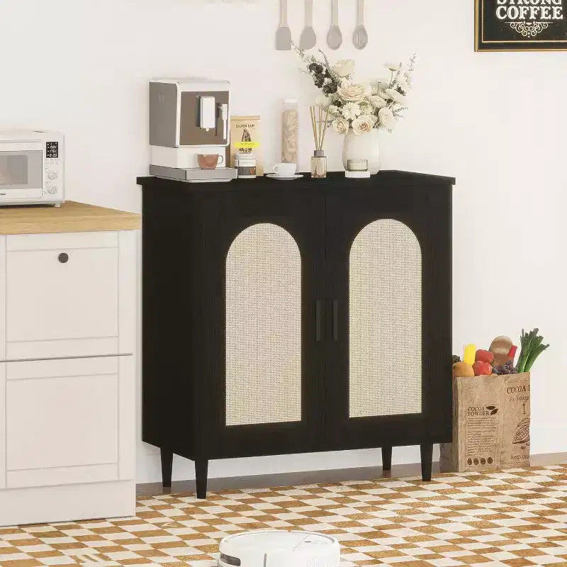 Buffet de salle à manger/crédence avec rangement et portes en rotin, offrant un grand espace de rangement