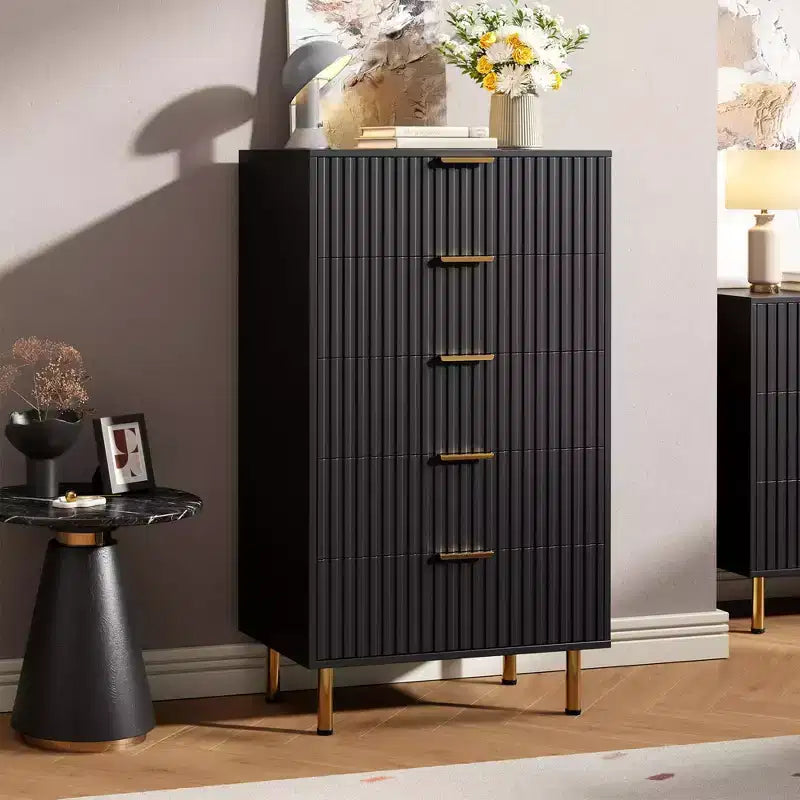 Armoire de chambre haute moderne à cinq tiroirs rainurés, meuble de rangement profond de 122 cm de haut avec large plateau, adaptée pour le salon ou le couloir, noir