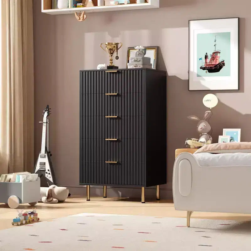 Armoire de chambre haute moderne à cinq tiroirs rainurés, meuble de rangement profond de 122 cm de haut avec large plateau, adaptée pour le salon ou le couloir, noir